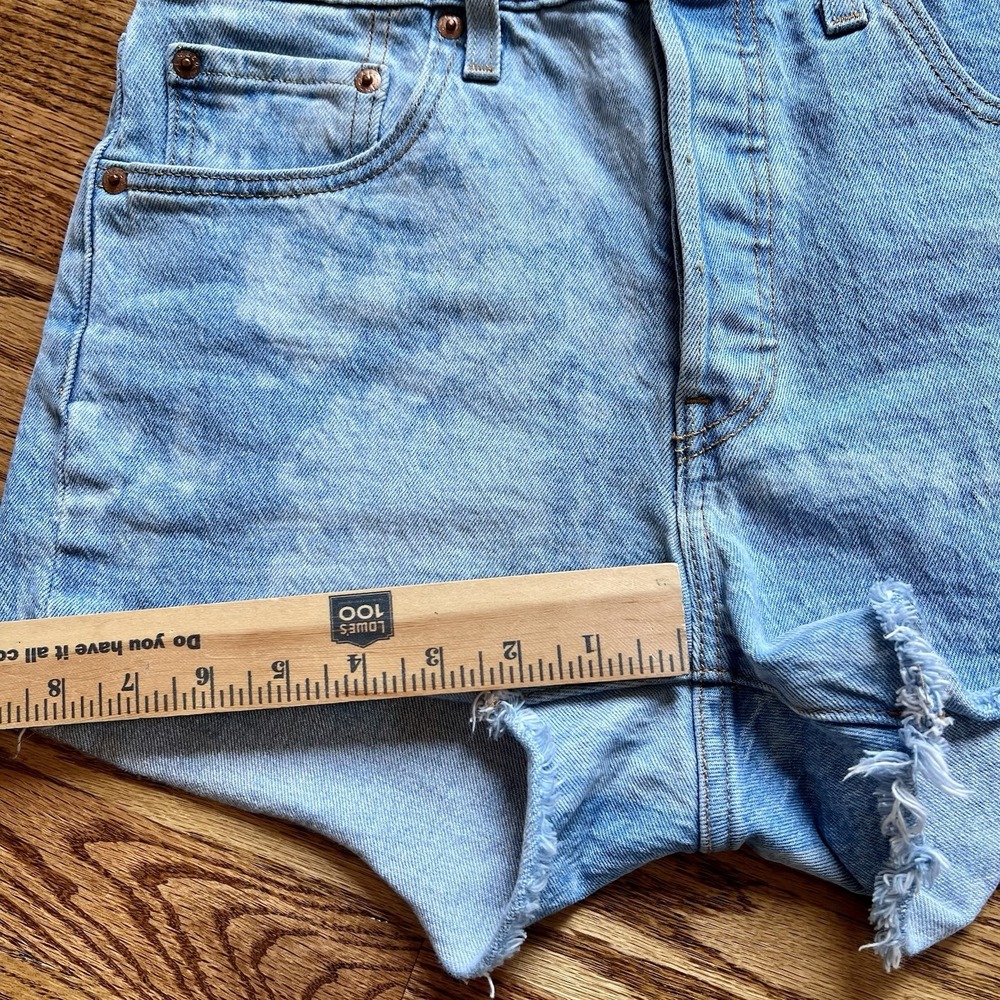 Levi's 501 Shorts Womens Blue High Rise Acid Wash Denim Cutoff Button Fly Sz 28 - Picture 8 of 9